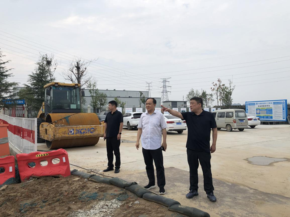 鄭州市建設(shè)投資集團(tuán)有限公司黨委委員、副總經(jīng)理張巖到侯寨新鎮(zhèn)區(qū)安置區(qū)調(diào)研項(xiàng)目建設(shè)工作